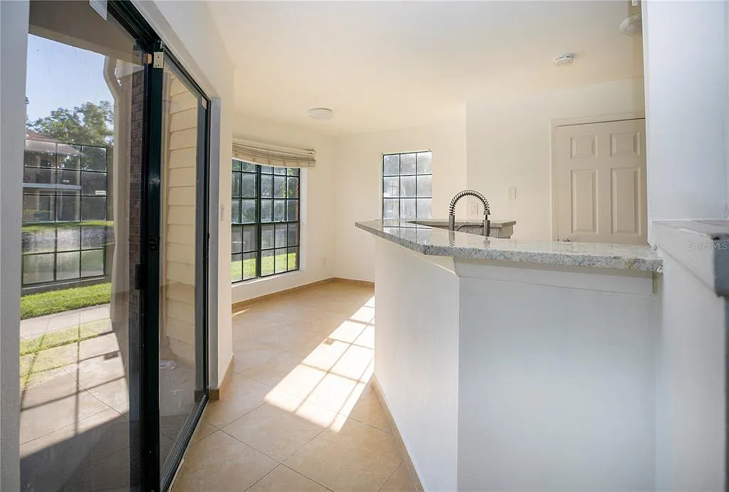 2 bed, 2.0 bath, 1027 sqft, $1,700 — Photo 4
