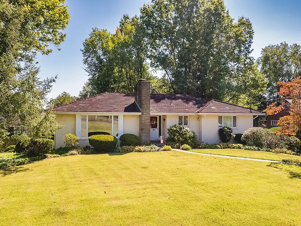 2301 Berkshire Dr photo 1