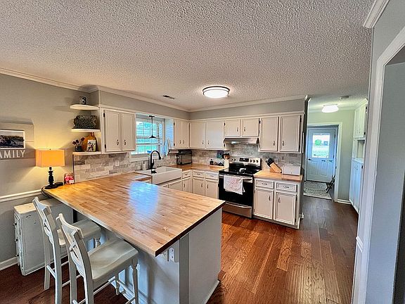 4th image of 105 E Queensbury Ln