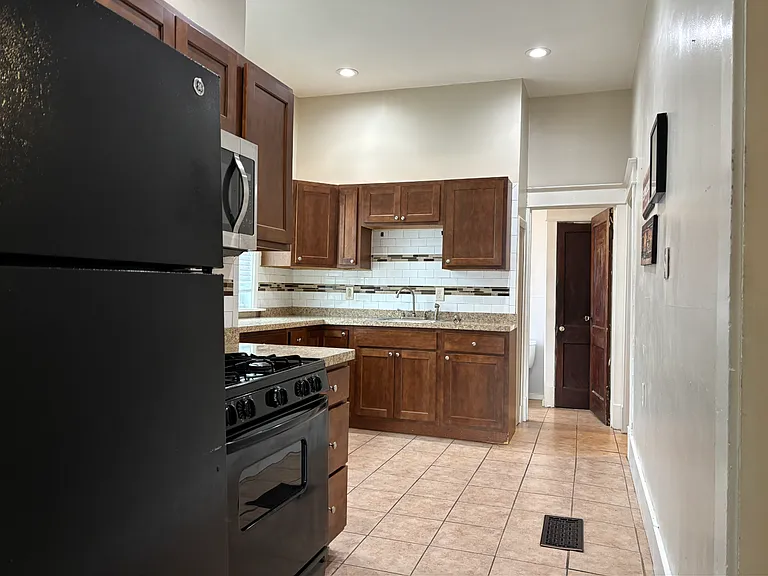 606 Amherst St #1 — Photo 4