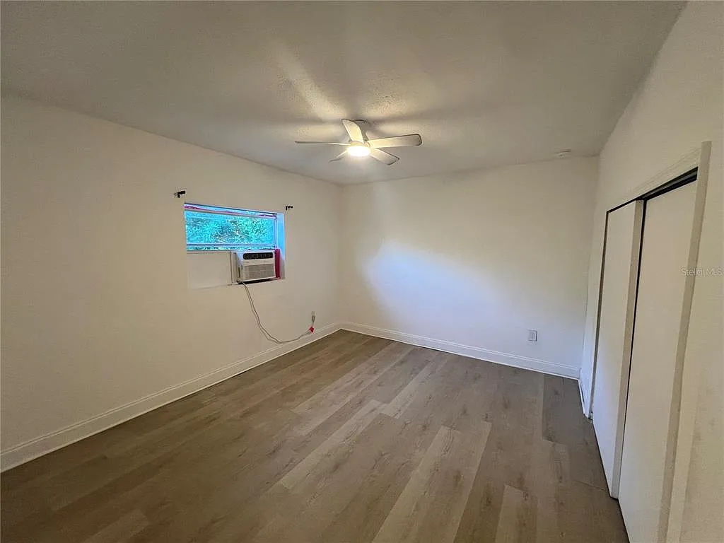4 bed, 1.0 bath, 952 sqft, $1,450 — Photo 2