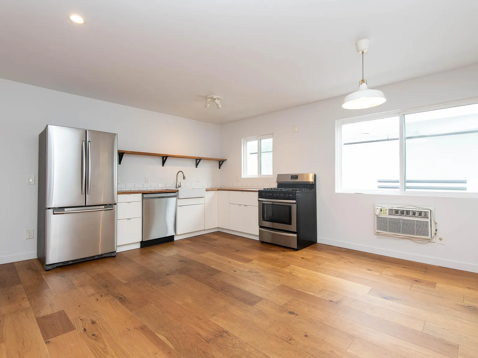 2 bed, 1000 sqft, $3,050 — Photo 3