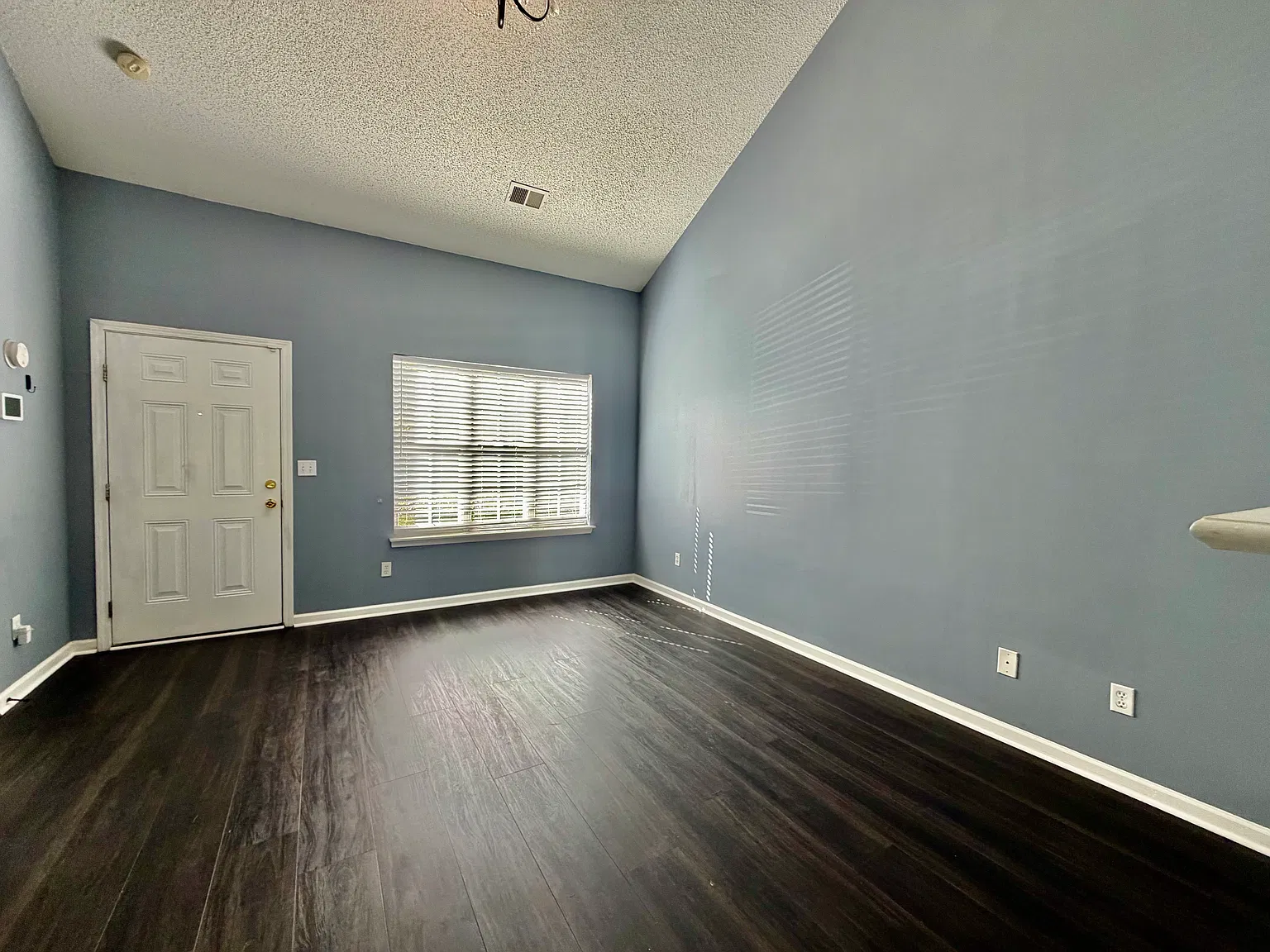 3 bed, 1360 sqft, $1,745 — Photo 3