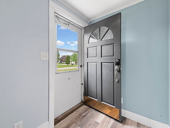 5th image of 102 Charles St