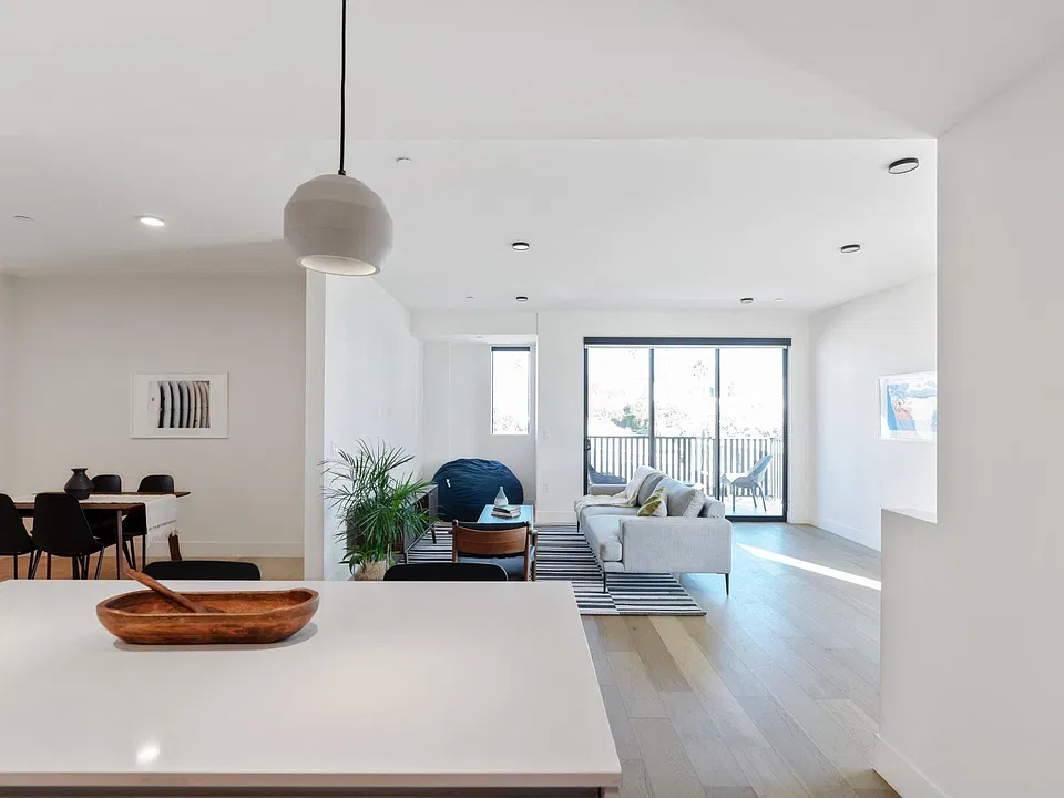 5752 Lexington Ave #403
