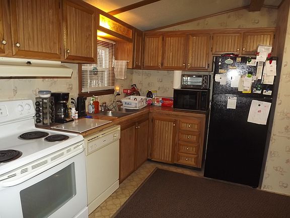 3rd image of 33 Lakeside Dr