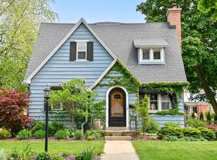 2424 N 82nd St, Wauwatosa, WI 53213