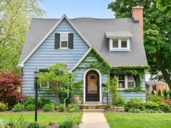 2424 North 82nd STREET, Wauwatosa, WI 53213