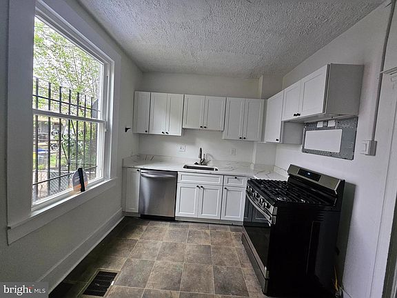 5th image of 3141 Elmora Ave