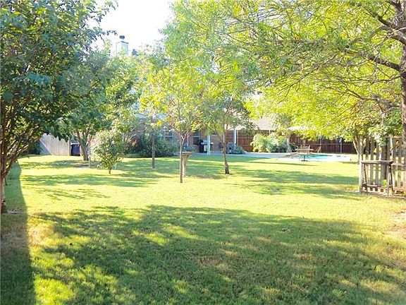 5th image of 317 Mapleshade Dr
