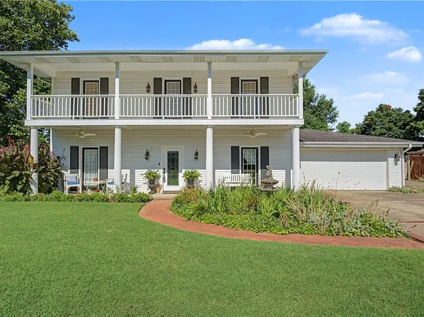 3323 N Summerhill Dr, Fayetteville, AR 72703