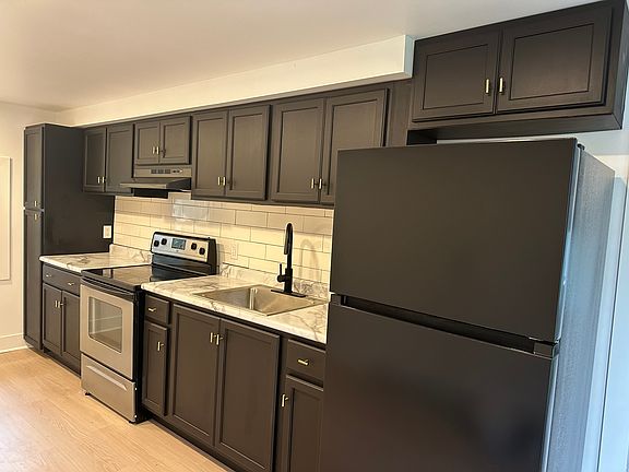 3rd image of 1126 W Jefferson Blvd #3