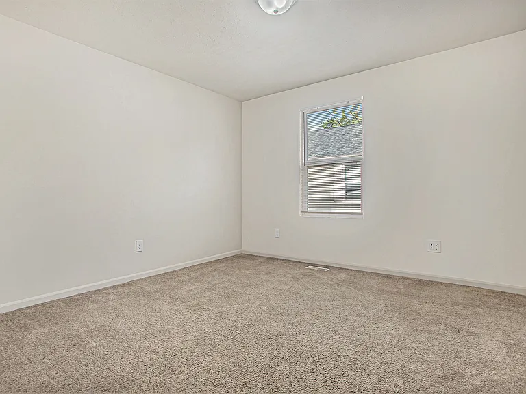 2621 Redwood Ave — Photo 11