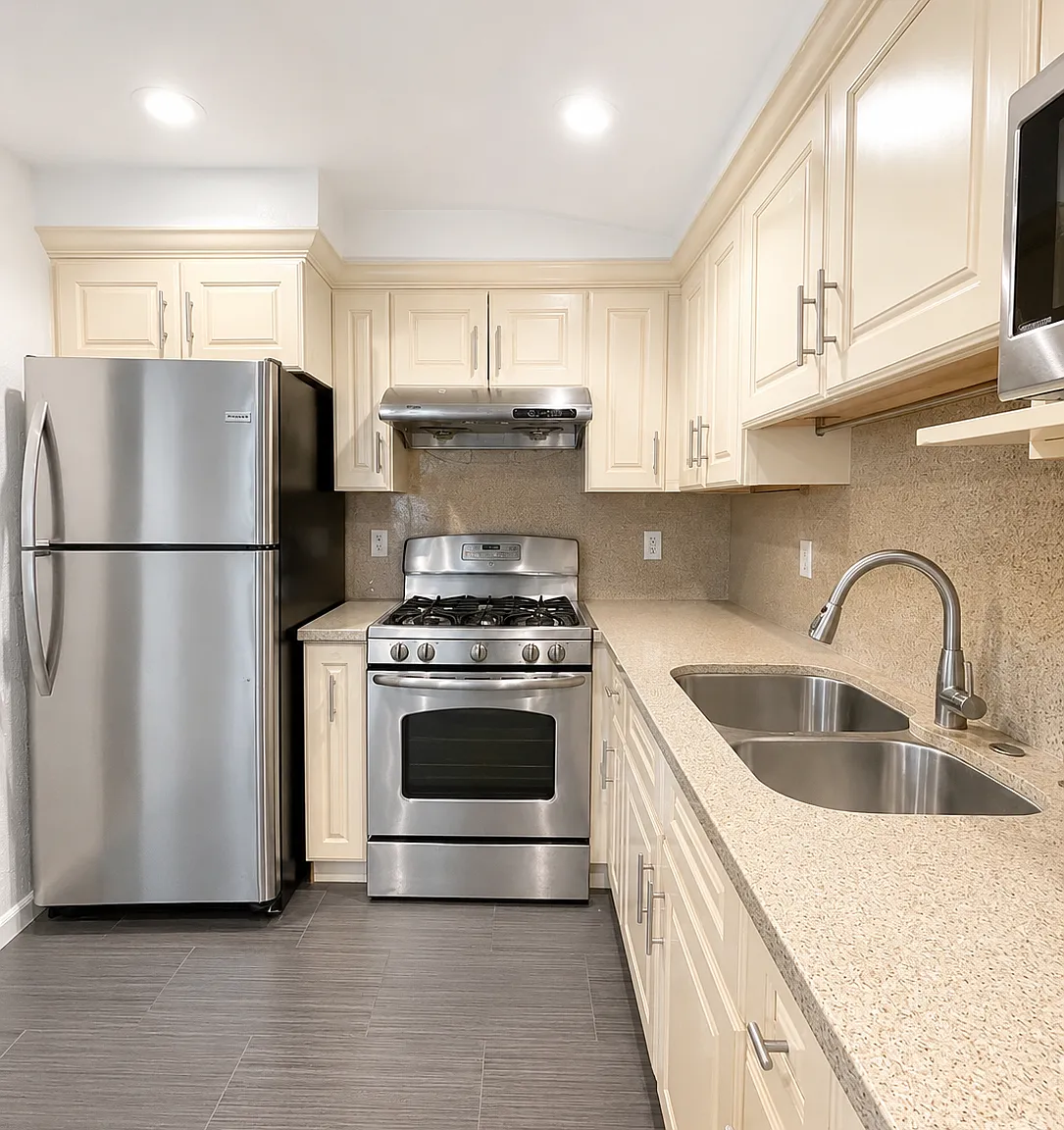 3 bed, 1000 sqft, $4,300 — Photo 3
