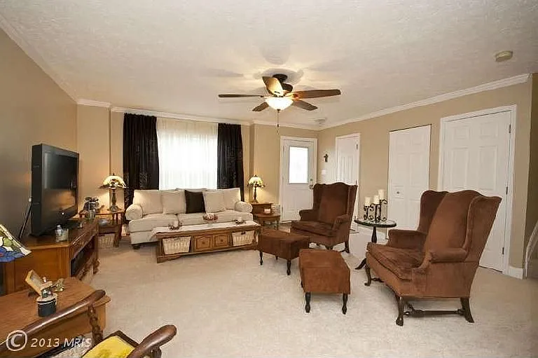 693 Angel Dr photo 1