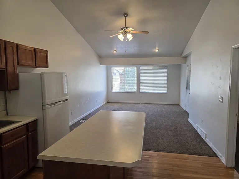 212 W Lyman Ln — Photo 7