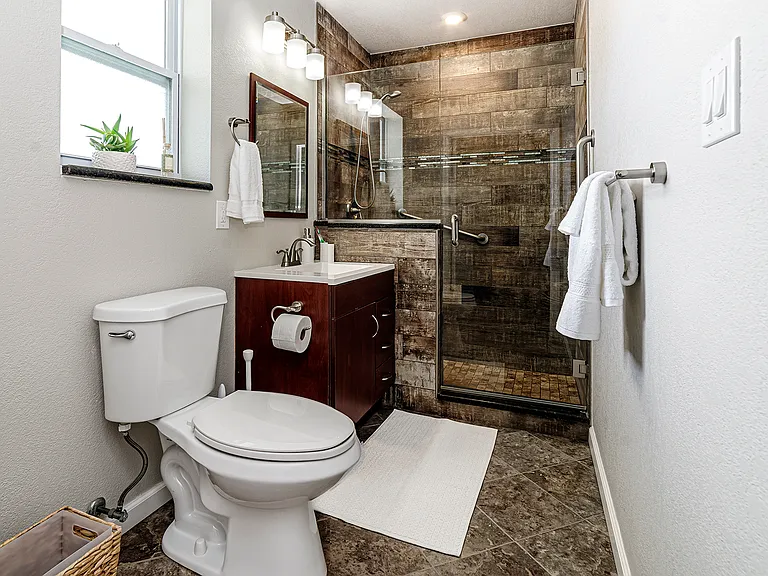 4200 Maple St NE — Photo 7