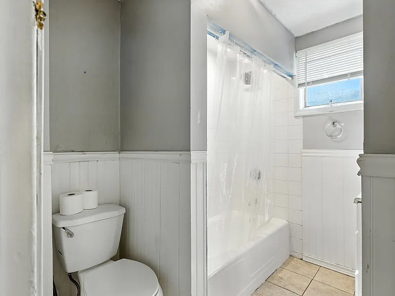 647 E 3rd St #1 — Photo 1