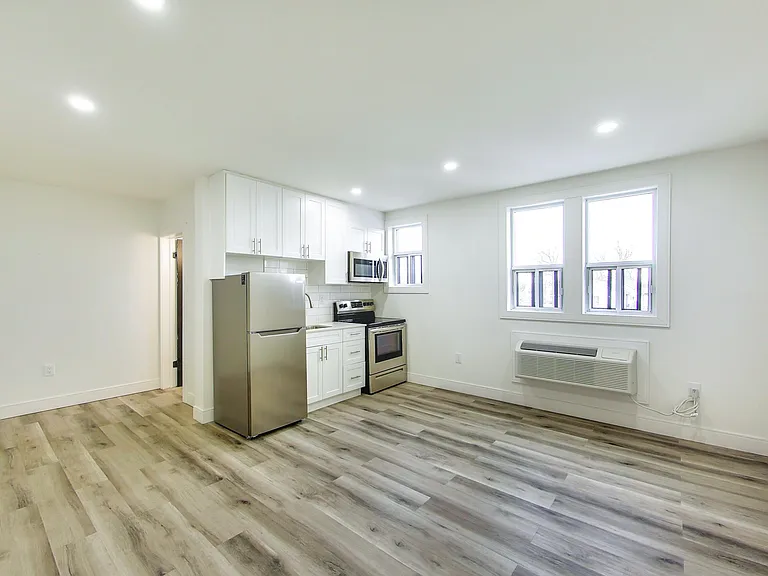 444 Park St W #210 — Photo 3