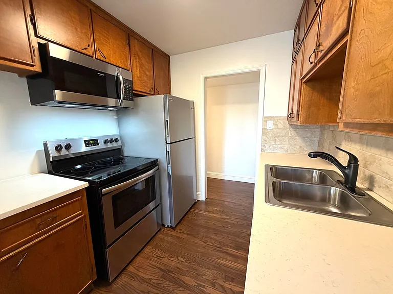 1704 Castle Ct — Photo 7