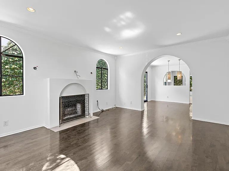1580 S Ridgeley Dr — Photo 2