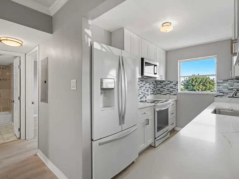 828 Victoria Dr #B6 — Photo 8