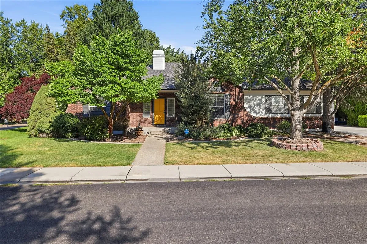3 bed, 2458 sqft, $3,400 — Photo 1