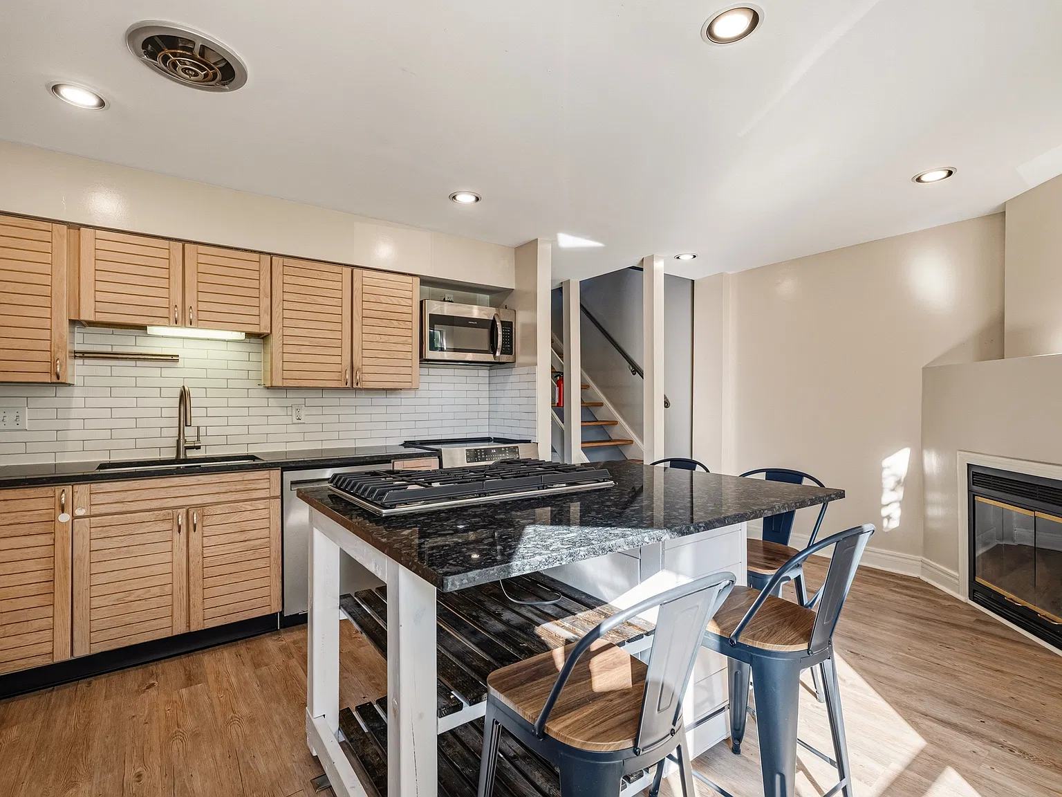 2 bed, 2100 sqft, $2,495 — Photo 4