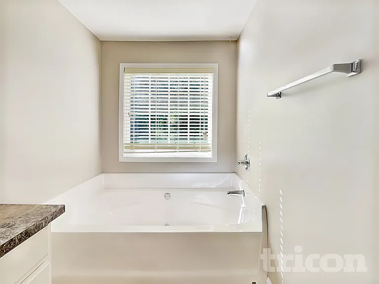 231 W Oak St — Photo 8