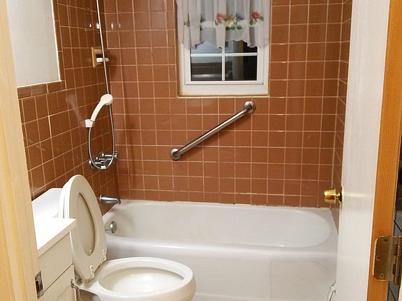 4th image of 70 Washington Park Dr APT 12