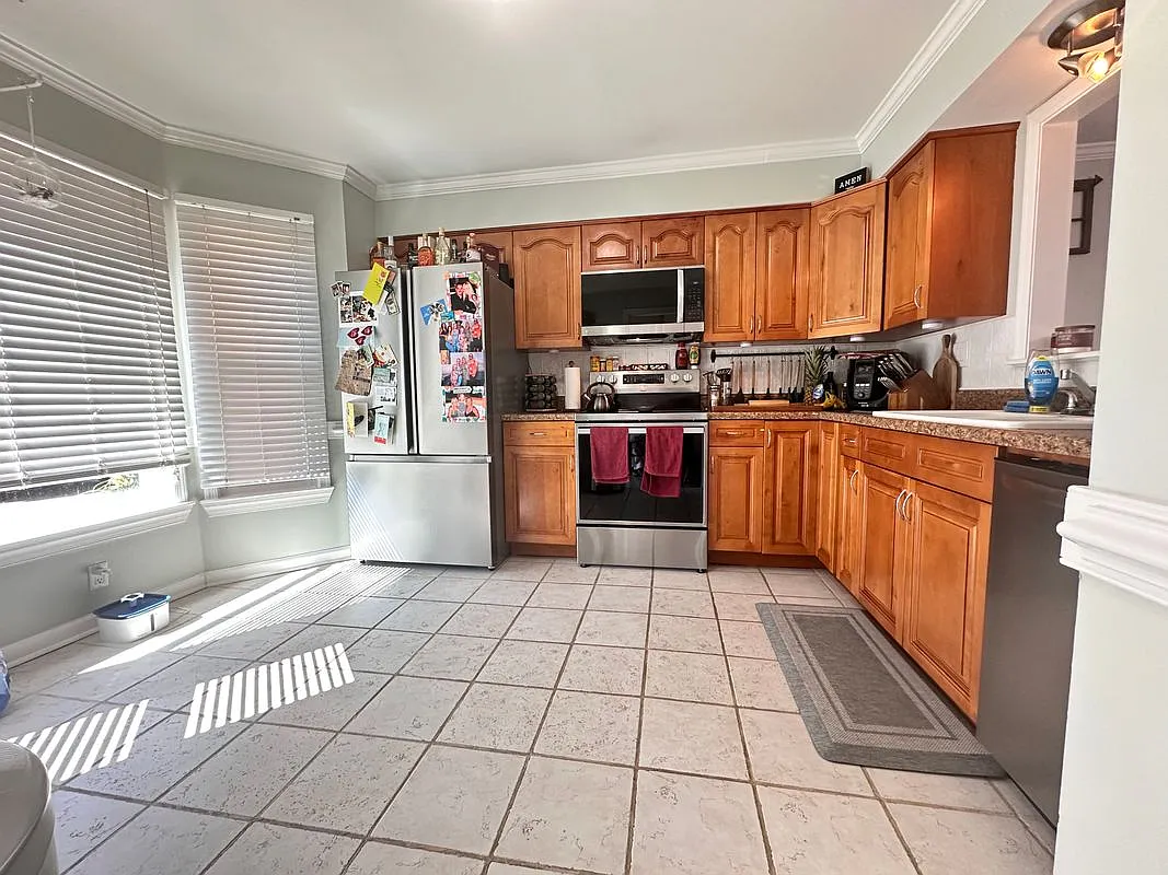 3 bed, 2.5 bath, 1416 sqft, $2,300 — Photo 3