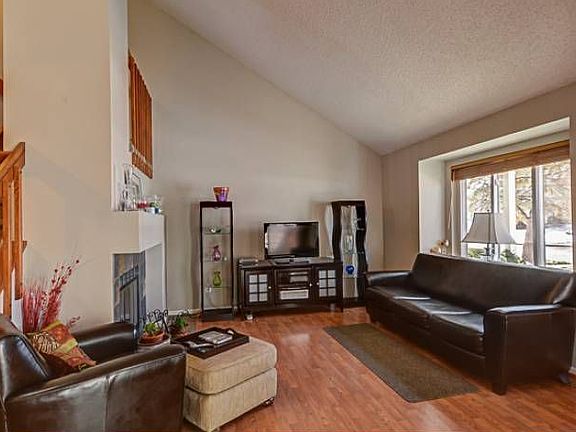 Living room w/ fireplace