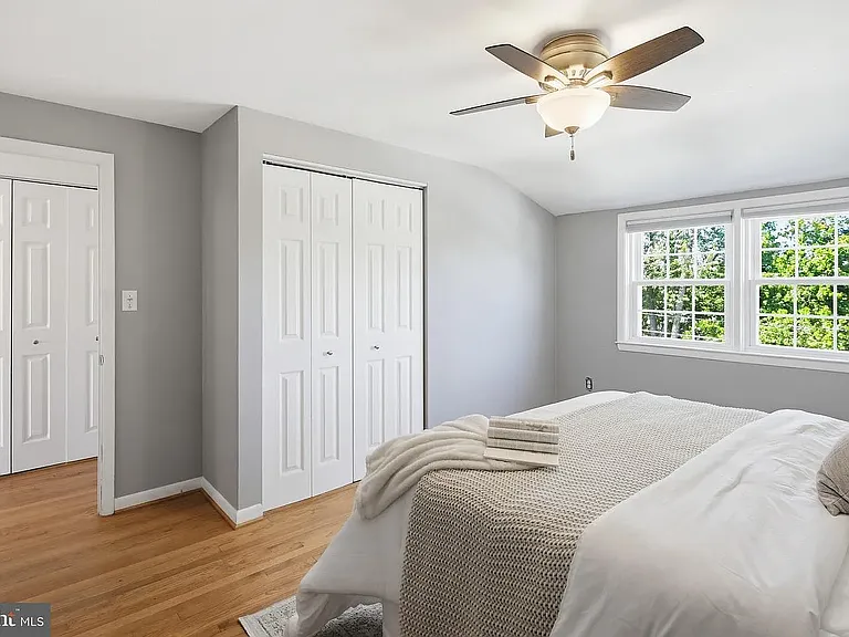 1163 Linden Ave — Photo 3