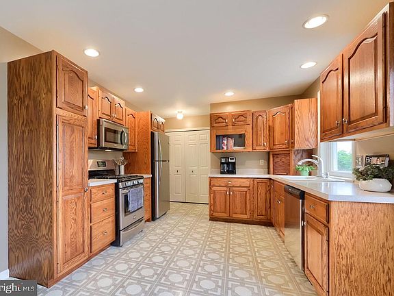 4th image of 3949 Birchwood Ln