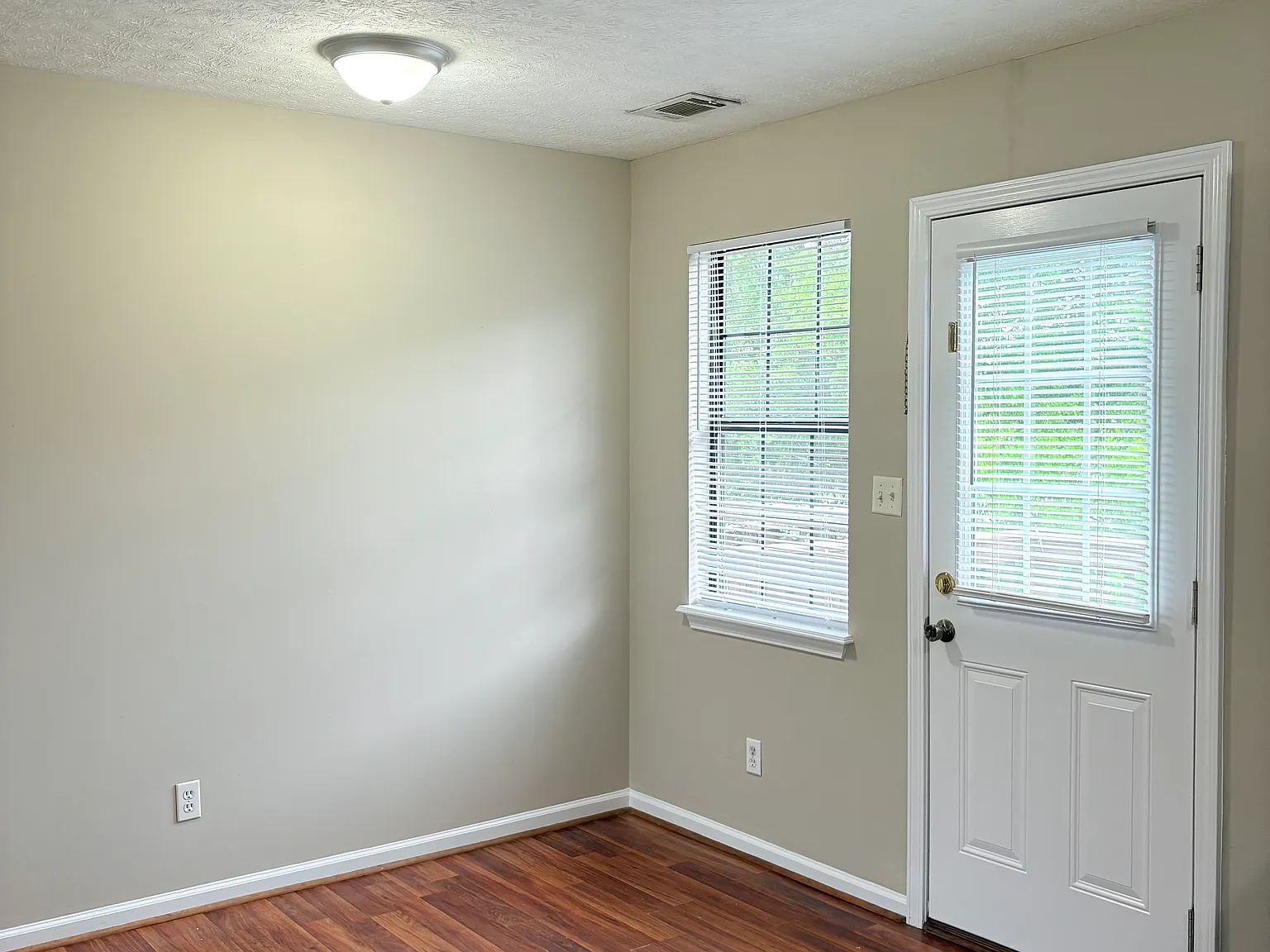 3 bed, 1000 sqft, $895 — Photo 3