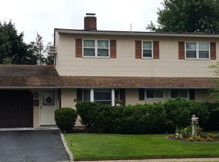 52 Summer Ln, Hicksville, NY 11801