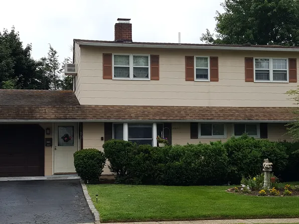 52 Summer Ln, Hicksville, NY 11801