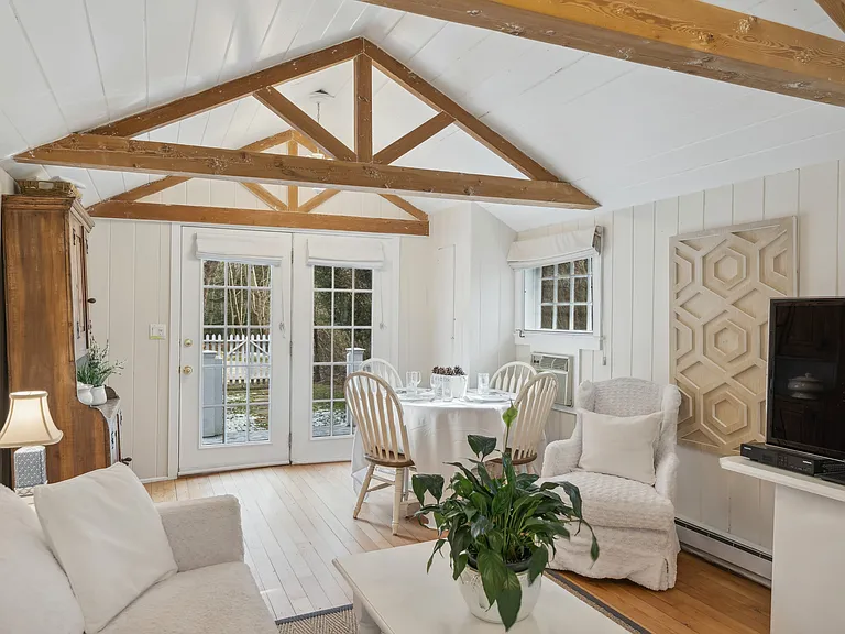 31 Wainscott Stone Rd — Photo 5