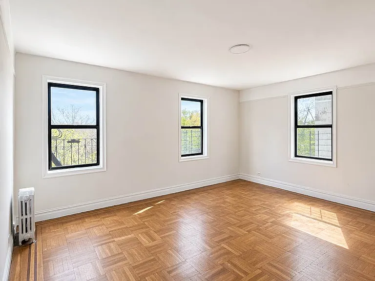 655 Pelham Pkwy N #4H — Photo 1
