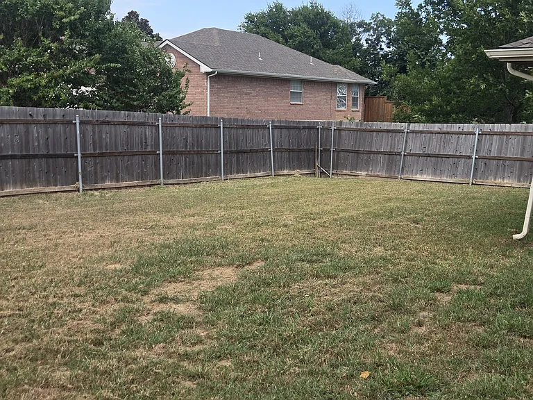 300 Ridgeway Dr — Photo 2