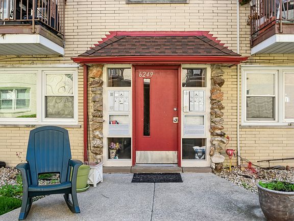 2nd image of 6249 N Northwest Hwy APT 1S