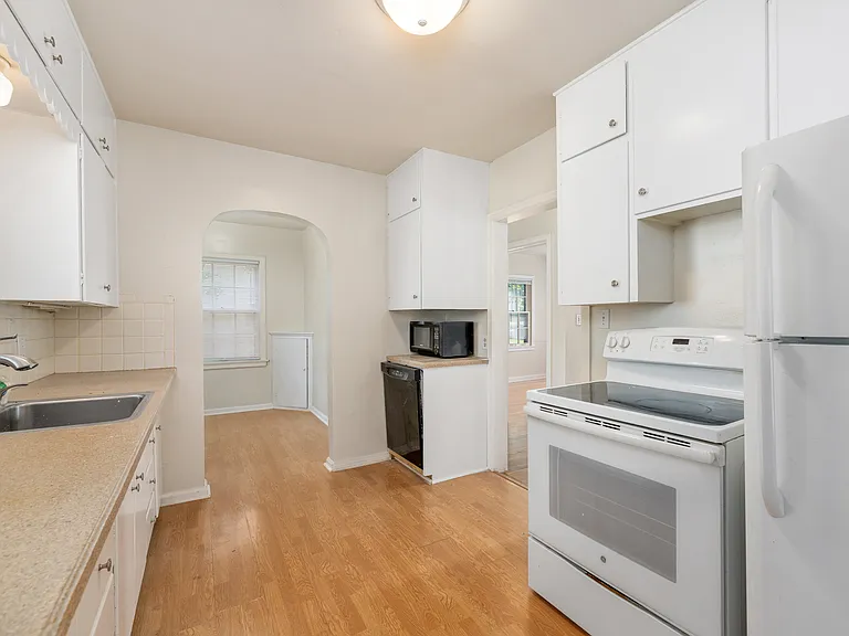 141 N Bleckley Dr — Photo 8