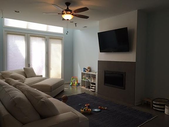 2nd image of 2307 N Leavitt St Unit 1
