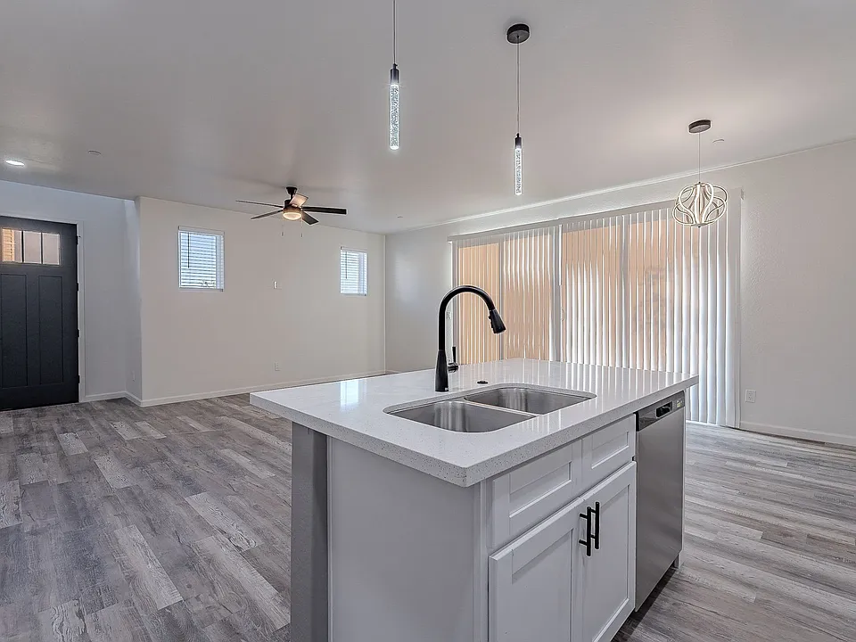 55 W Thomas Ln