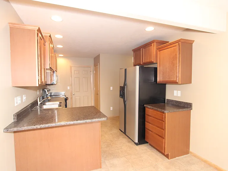 233 Woodfield Ct — Photo 4
