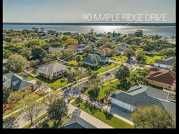 5th image of 910 Maple Ridge Dr