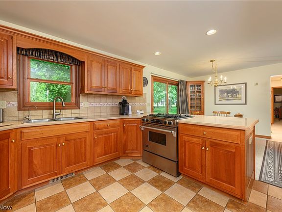 5th image of 3820 Valley Dr