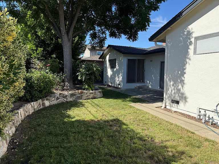 209 Howes Dr — Photo 3