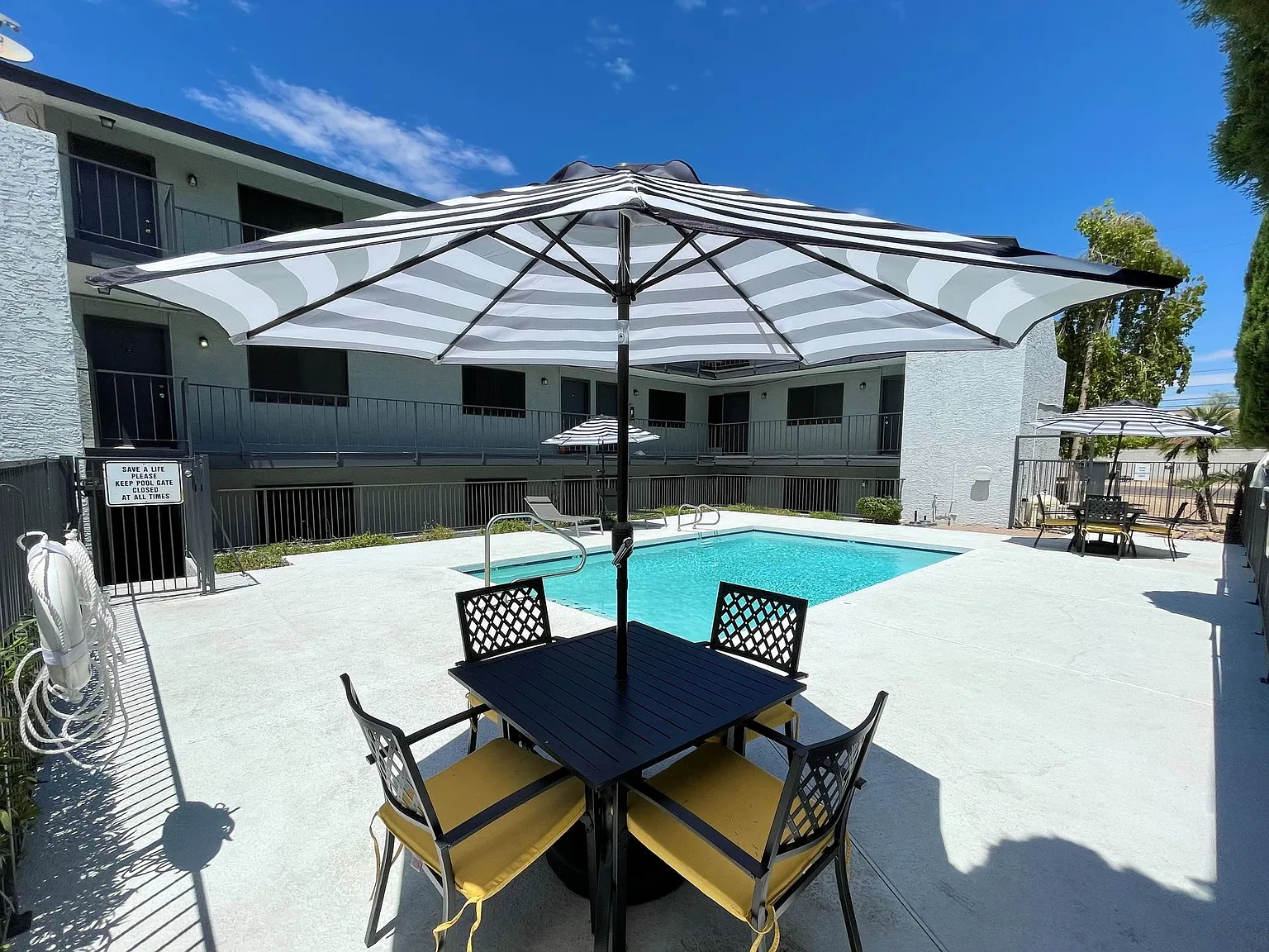 Desert Winds Apartments — Photo 1