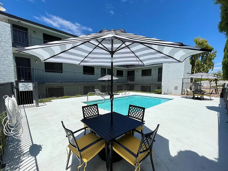 Desert Winds Apartments — Photo 1